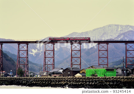 2006 Two Kiha 47 series local trains bound for the former Amarube Railway Bridge 93245414