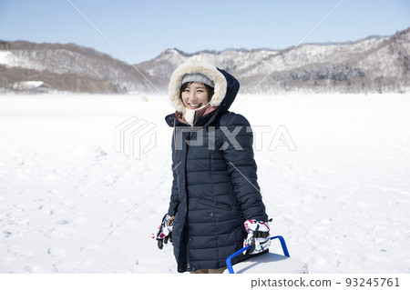 A young woman who came to fish for smelt 93245761