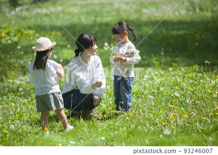 幼兒園老師和幼兒園兒童在田間玩耍 幼兒園老師和幼兒園兒童在田間玩耍 93246007
