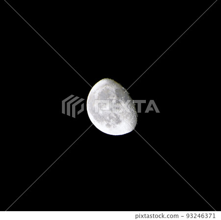 一輪新月漂浮在夜空中。在第一弦對應的邊界上可以看到火山口和山影。 93246371