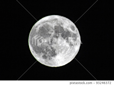 8月可以看到滿月鱘魚月，第谷、柏拉圖等隕石坑，靜香海等海。 93246372