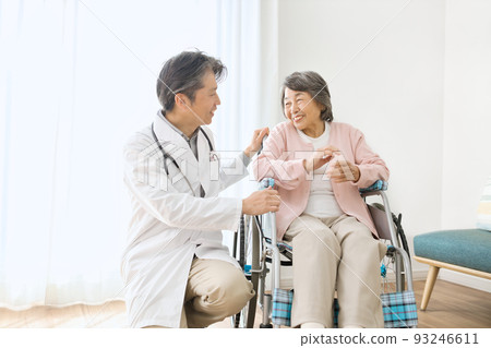 坐在輪椅的資深女性和男性醫生 坐在輪椅的資深女性和男性醫生 93246611