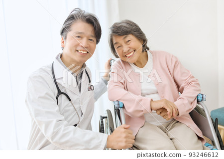 坐在輪椅的資深女性和男性醫生 坐在輪椅的資深女性和男性醫生 93246612