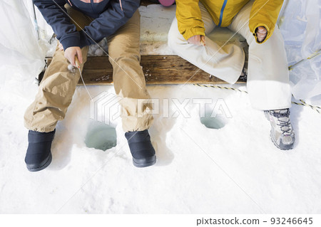 與朋友一起釣魚的年輕女子手釣 與朋友一起釣魚的年輕女子手釣 93246645