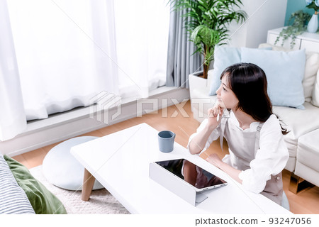 在平板電腦上設計的年輕女性 在平板電腦上設計的年輕女性 93247056