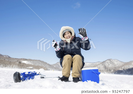 年輕女子釣魚 93247797