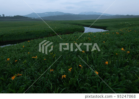 Penkepetan河和山。 Penkepetan河和山。 93247868