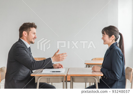 一名教師和一名亞洲高中生在學校進行雙向面試 93248037