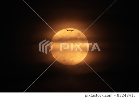 Airplane flying across the full moon Mid-Autumn Moon Tsukidon Airplane flying across the full moon Mid-Autumn Moon Tsukidon 93248413