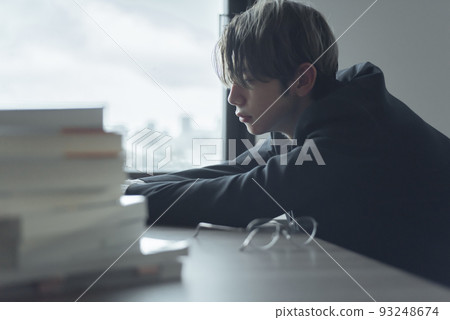 趴在桌子上的半人 93248674