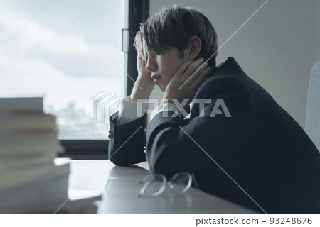 趴在桌子上的半人 趴在桌子上的半人 93248676