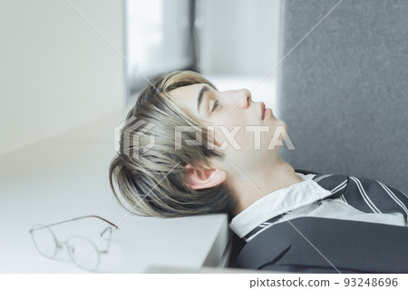 半人打盹 半人打盹 93248696