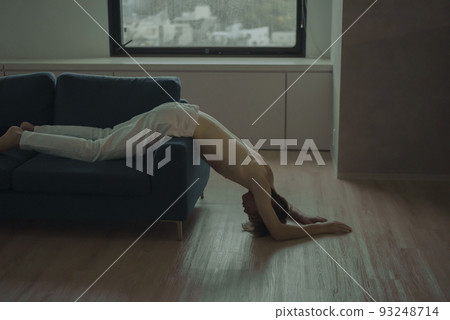 躺在沙發上的男人 93248714