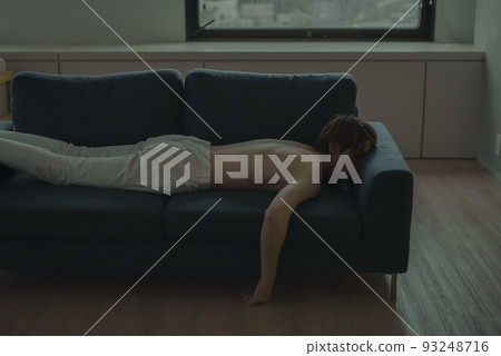躺在沙發上的男人 躺在沙發上的男人 93248716