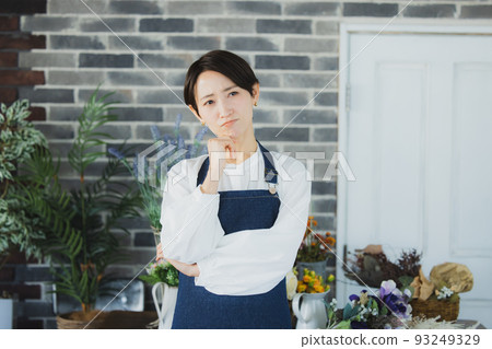 圍裙的女人 93249329