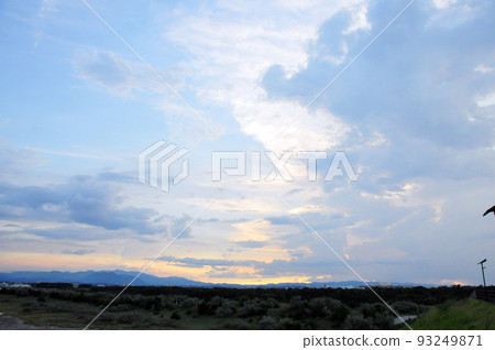 傍晚能看到地平線的風景 傍晚能看到地平線的風景 93249871