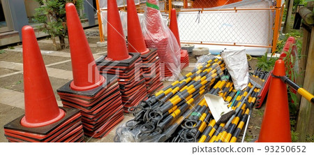 A lot of triangular cones and cone bars 93250652