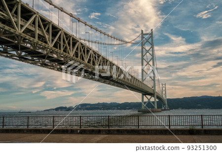 從明石海峽大橋眺望淡路島 從明石海峽大橋眺望淡路島 93251300
