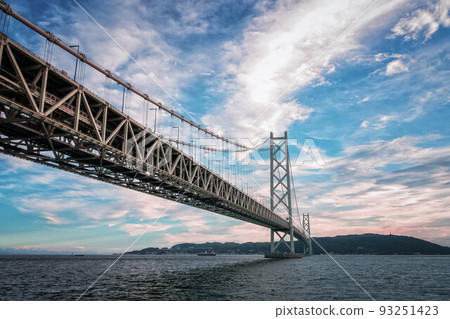 明石海峽大橋和淡路島的景色 明石海峽大橋和淡路島的景色 93251423
