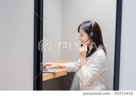 一位女士在共享辦公室的私人房間展位上進行遠程會議 一位女士在共享辦公室的私人房間展位上進行遠程會議 93251458