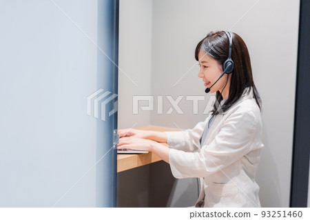 一位女士在共享辦公室的私人房間展位上進行遠程會議 93251460