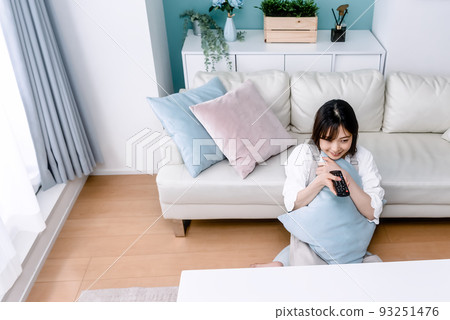 一個微笑的女人看電視鳥瞰圖 一個微笑的女人看電視鳥瞰圖 93251476