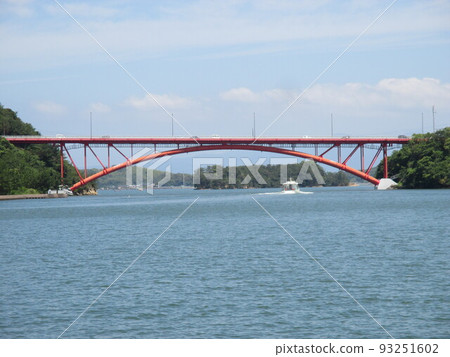 No. 5 Bridge (Matsushima Bridge) of Amakusa Gokyo, which spans the beautiful sea of Amakusa, Kumamoto Prefecture 93251602