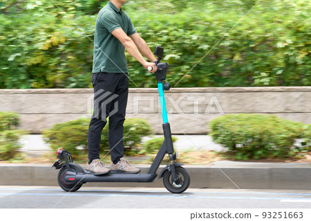 一個在電動滑板上奔跑的人 93251663