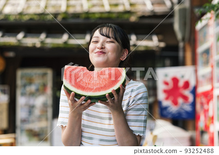 旅行中在商店吃西瓜的女人 93252488