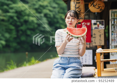 旅行中在商店吃西瓜的女人 93252489