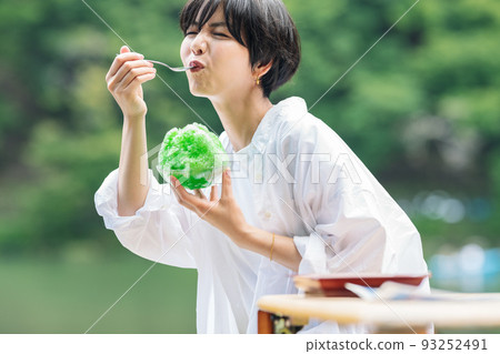 旅行時吃瓜味刨冰的女人 93252491