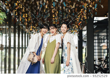 和朋友一起享受旅行的女人 93252529