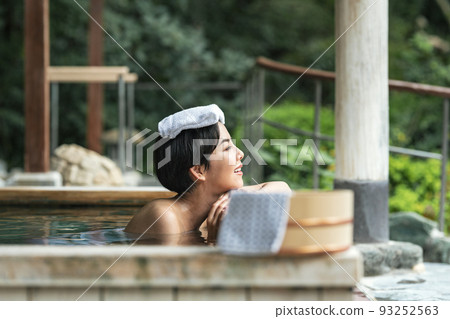 Portrait of a woman in a hot spring Portrait of a woman in a hot spring 93252563