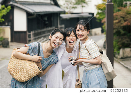 和朋友一起享受旅行的女人 93252585