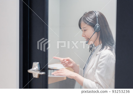 一位女士在共享辦公室的私人房間展位上進行遠程會議 一位女士在共享辦公室的私人房間展位上進行遠程會議 93253236