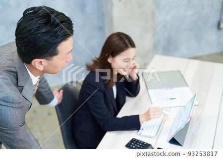 A woman communicating with a male employee with a complicated expression 93253817