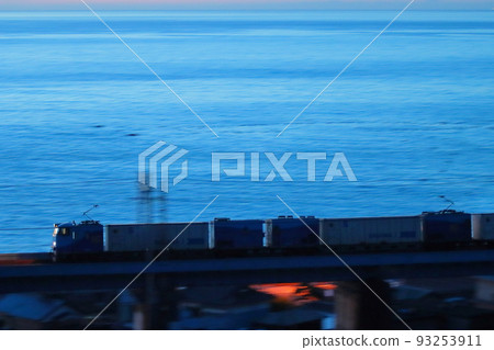 Super Rail Cargo running on the Tokaido Main Line before dawn_Photographed on July 30, 2022 93253911