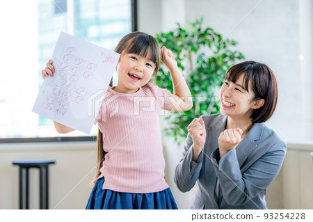小學生在補習班考試得100分很開心 93254228