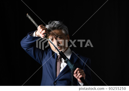 一個拿著日本刀的男人 黑色背景 93255250