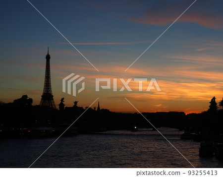 Night view of the Eiffel Tower in Paris Night view of the Eiffel Tower in Paris 93255413