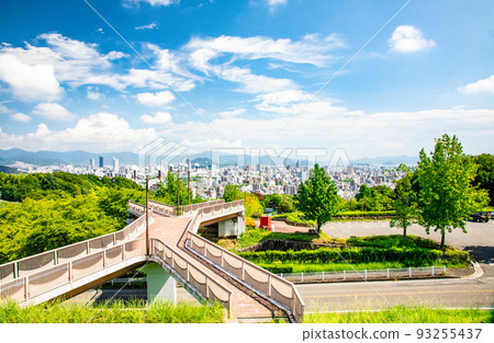 從廣島市西部的丘陵(龍王公園)附近眺望廣島市東部。它幾乎可以俯瞰市中心。 從廣島市西部的丘陵(龍王公園)附近眺望廣島市東部。它幾乎可以俯瞰市中心。 93255437