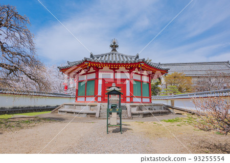Shinshu Yumedono [Chofuku-ji Temple in Spring] 93255554