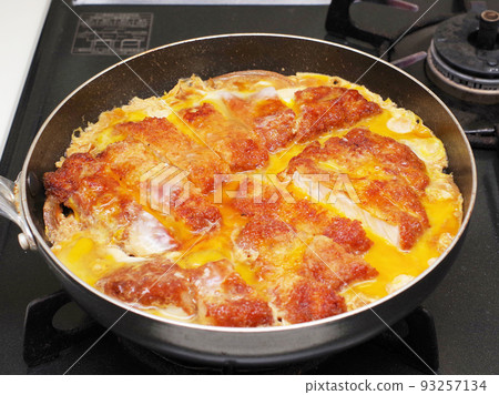 Cooking pork cutlet with eggs 93257134