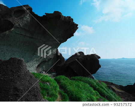夏季的石垣島 神靈降臨的聖地岡崎岩 夏季的石垣島 神靈降臨的聖地岡崎岩 93257572