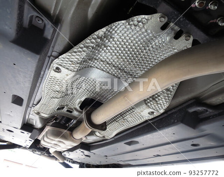A muffler tube that runs under the car body and a heat insulating material that prevents heat from being transferred to the inside of the car 93257772
