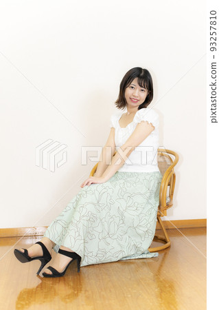 Sitting posture Cool fashion white blouse Sitting posture Cool fashion white blouse 93257810