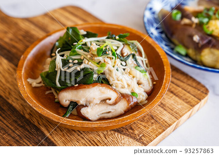 Mushrooms and wakame seaweed 93257863
