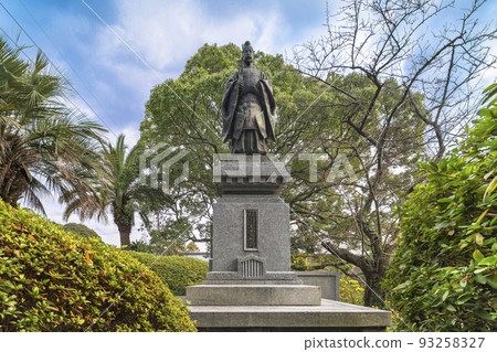 [Fukutsu, Kyushu] A statue of Suminosuke Kawashima, the priest of Miyajidake Shrine. 93258327