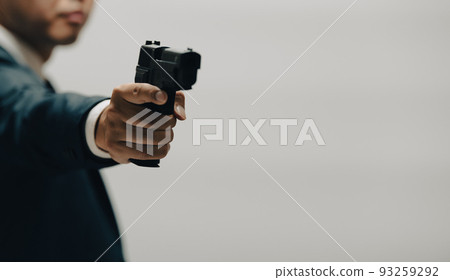 一個穿著西裝拿著手槍的人 93259292