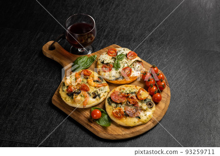 混合比薩餅意大利美味的食物混合物 混合比薩餅意大利美味的食物混合物 93259711